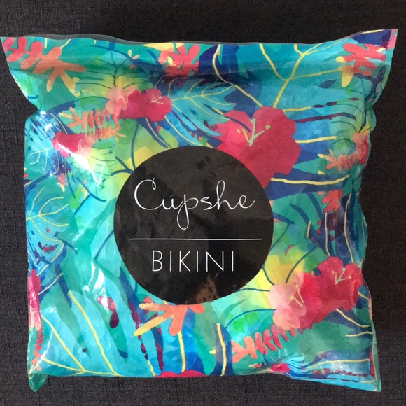 Cupshe tropical one piece swimsuit - Picture 2 of 3